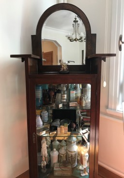 Bekleme odasındaki eski ilaç şişeleri koleksiyonu ve doktor biblo örneklerinden seçmeler