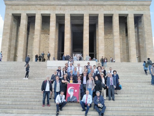 Sınıf arkadaşları ile  Ata’yı ziyaret